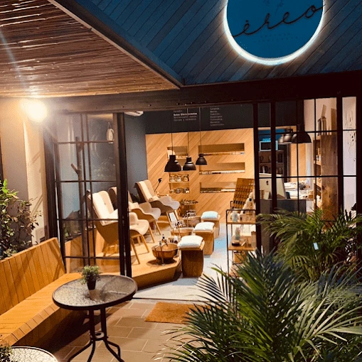 Mujeres, uñas acrílicas, press on, semipermanentes y tradicionales